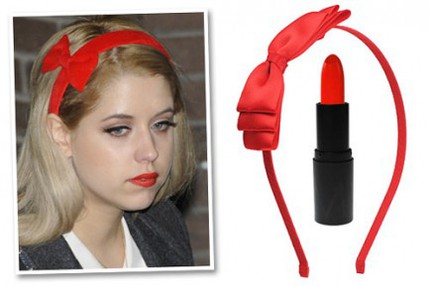 Peaches Geldof har matchande rött diadem och läppstift.