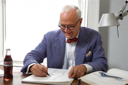 Manolo Blahnik skissar på flaskan för Coca-Cola light. Manolo Blahnik skissar på flaskan för Coca-Cola light.