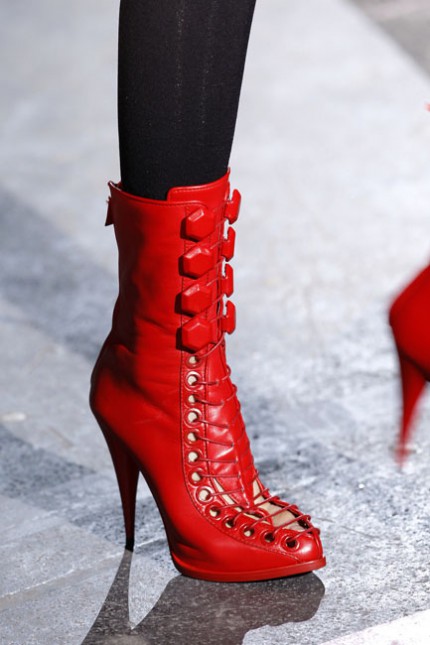 Röda skor hos Givenchy, A/W 2010.