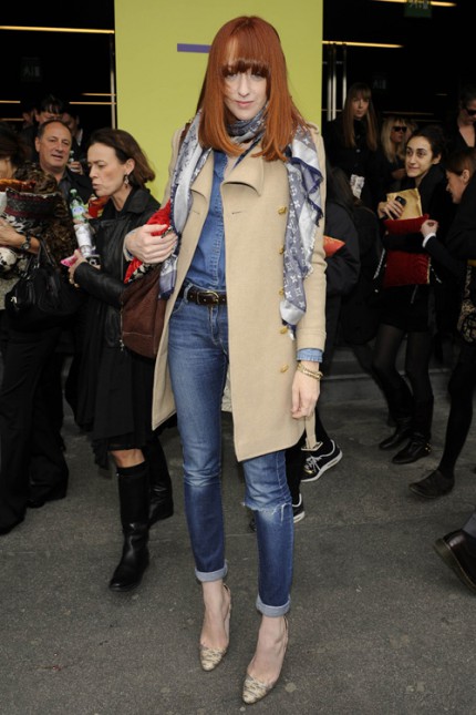 Modellen och sångerskan Karen Elson i kamelfärgad kappa.