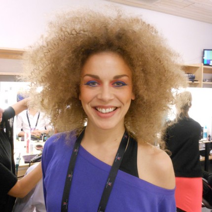 Stort hår och färgglad makeup!