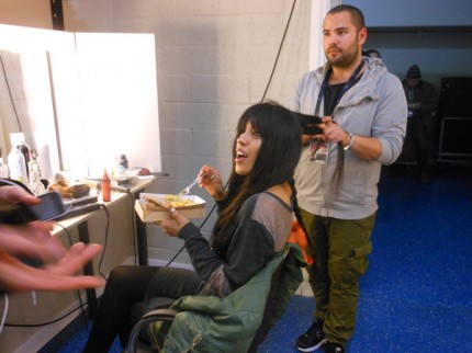 Loreen passar på att äta lite medan Emir Kapetanovic fixar hennes hår.