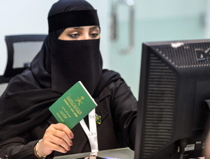 Saudiska kvinnor får skaffa pass