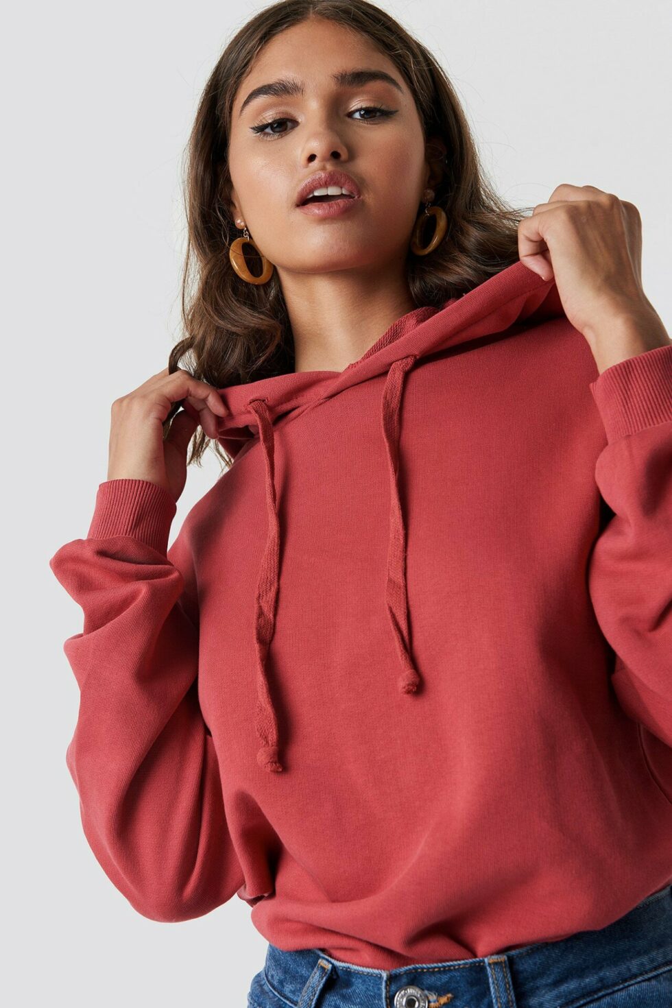 Våga färg! 10 trendiga hoodies som lyfter din outfit | Frida Våga färg! 10 trendiga hoodies som lyfter din outfit | Frida