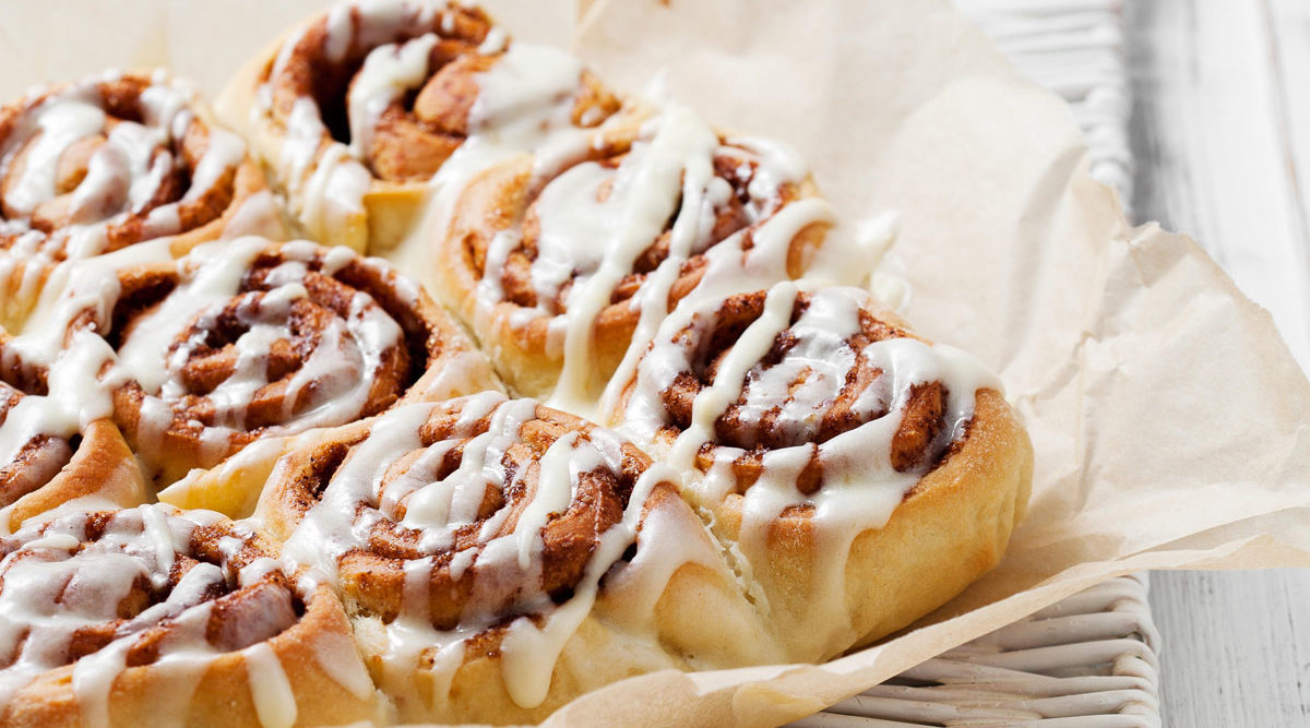 kanelbullar i långpanna med glasyr kanelbullar i långpanna med glasyr